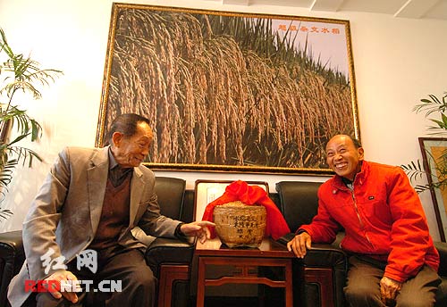 “这是陶做的吗?”看到如此逼真的《丰收箩》,袁老既惊讶又高兴。