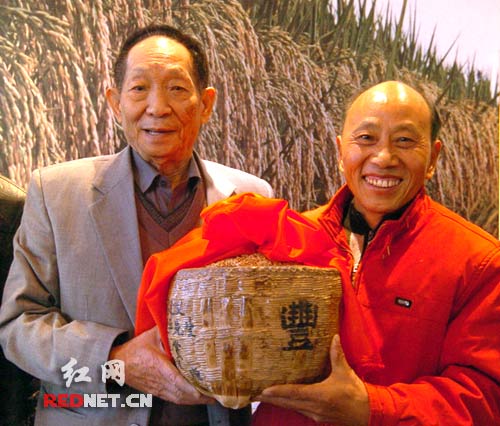 一只精彩的《丰收箩》,将两位老人的心紧紧连在了一起。