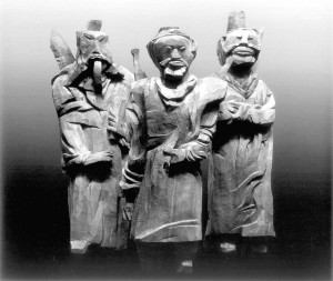 陈钢的作品《三兄弟》，用木头做材质，造型奇趣，富有意味