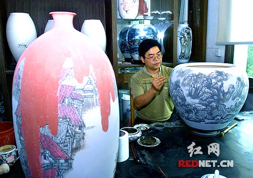 这位醴陵醴泉窑的工艺师说，描绘这样一只釉下彩瓷瓶要花一个星期。