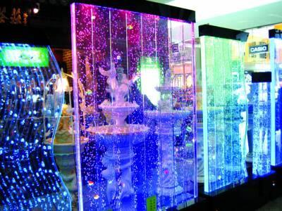 透明的波浪形隔断能带给居室海洋般的感受。