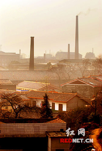 窑炉烟囱带着几许青烟,矗立在成片的白墙琉璃瓦房屋之上,继承了千年制陶传统的长沙铜官镇,质朴得难说有多少特色