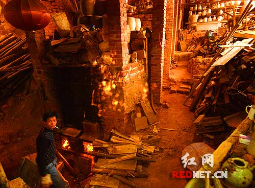 胡老家烧陶的龙窑,他的女婿在炉前照应着窑火。