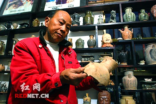 端详着收藏到千年长沙窑陶器残片,胡老沉浸在他的精神世界里