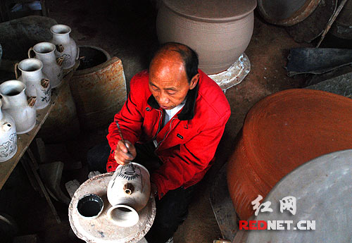 为新制作的陶器描画纹样