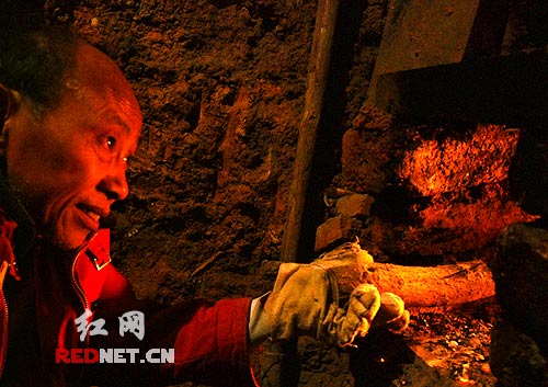 新一炉陶器正在烧制中,被窑火映出光亮的眼里,闪耀着胡老的铜官窑之梦