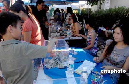 洛杉矶侨民走上街头捐款赈灾(图)