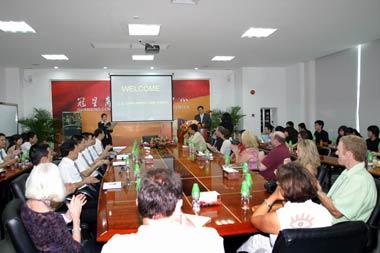 美国采购节美商参观冠星陶瓷企业