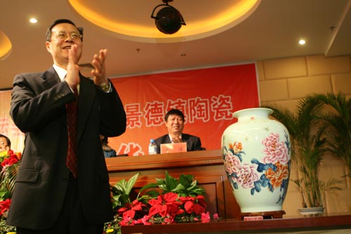 北京奥组委秘书行政部副部长林向义为限量版花瓶揭幕