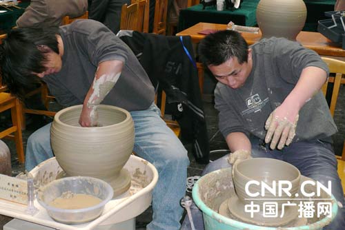 中国陶瓷琉璃艺术大赛在陶琉之都济南开幕