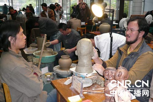 中国陶瓷琉璃艺术大赛在陶琉之都济南开幕