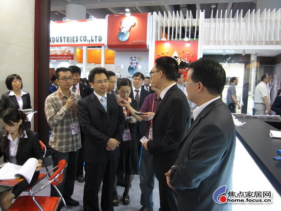 图片一、广东省副省长参观宏宇陶瓷,与出口总经理伍剑锋亲切交谈