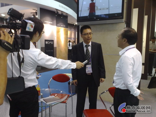 图片二、佛山市副市长李子甫参观宏宇陶瓷,并现场接受电视台采访