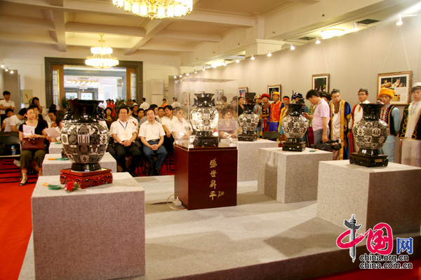2009年8月8日盛世昇平献礼国瓷首发式在北京民族文化宫举行,图为盛世昇平刻花瓷。 中国网 杨爱博/摄影