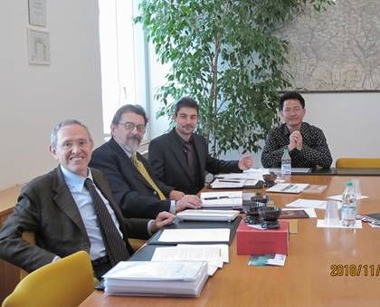 蒙娜丽莎企业董事张旗康(右一)参与讨论《陶瓷板》标准 蒙娜丽莎企业董事张旗康(右一)参与讨论《陶瓷板》标准