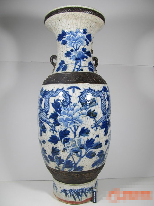 哥地青花龙纹大瓶