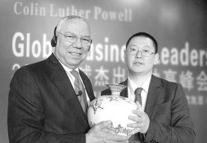 武术运动员打出中国瓷器威风