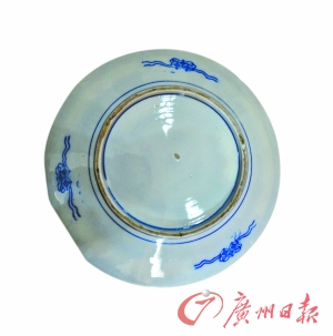 岑先生收藏的日本瓷器反面。