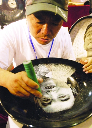 摄影:张春堂“你”一会就变成瓷的了。