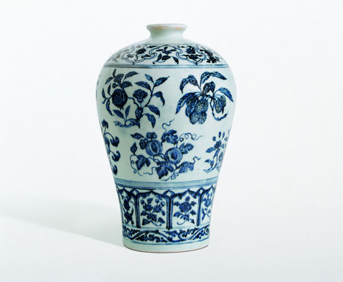 明永乐“青花如意垂肩折枝花果纹梅瓶”(估价8000万~1亿港元)