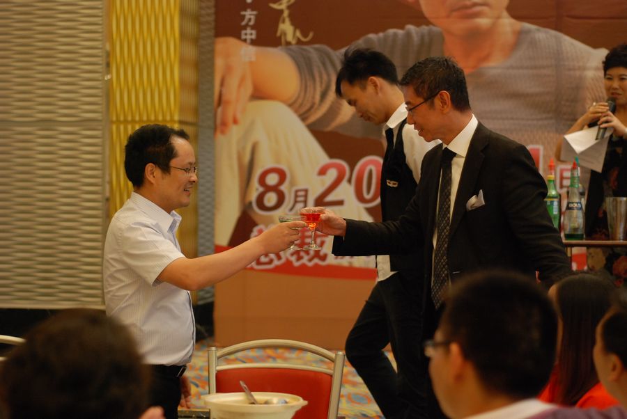 叶总向方振华大师敬酒 叶总向方振华大师敬酒