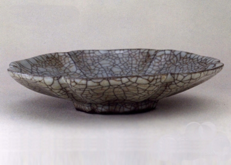 哥窑的神秘在于它的“金丝铁线”。 哥窑的神秘在于它的“金丝铁线”。