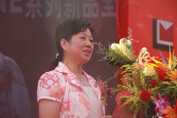 新明珠陶瓷集团副总裁彭新峰发表致辞 新明珠陶瓷集团副总裁彭新峰发表致辞