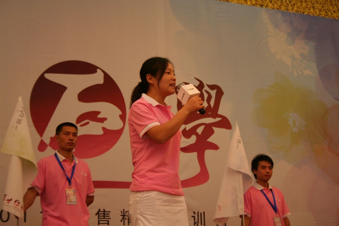 简一陶瓷人力资源总监陈继萍宣布特训营开幕 简一陶瓷人力资源总监陈继萍宣布特训营开幕