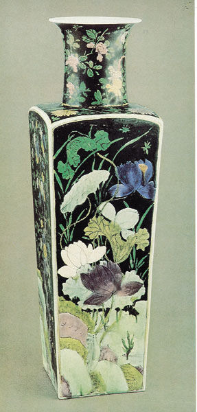 图一 清康熙-黑地素三彩花卉纹方瓶