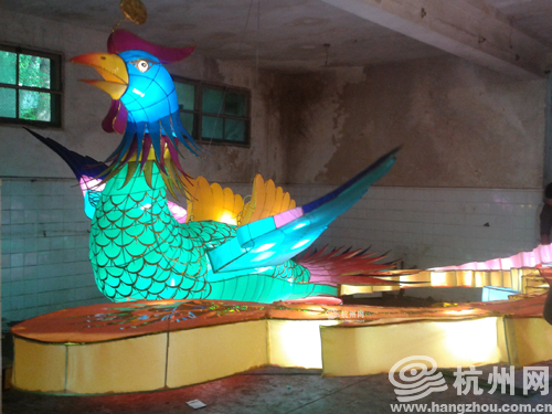 灯彩《龙凤戏珠》凤的成品。