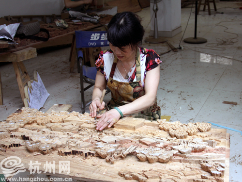 金华市雕刻大师卢红霞正在赶制作品。