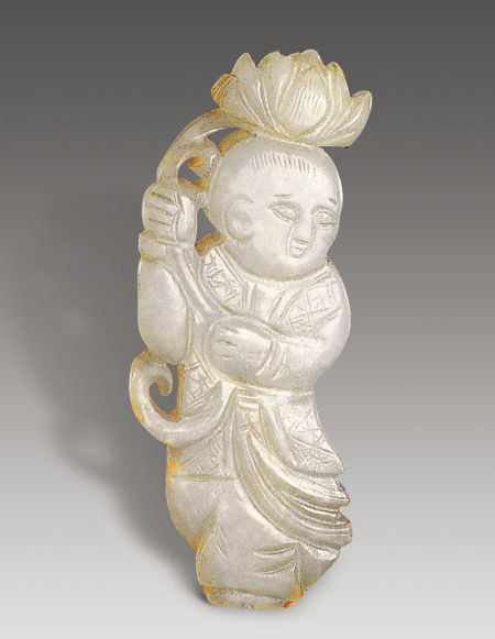 图二 宋 白玉执荷童子 高7.2厘米,宽2.8厘米 玉呈暗白色,雕一童子,着细袖衫、肥裤,外罩一长马甲,马甲上刻方格“米”字纹。童子头向左侧,露右耳,双手举莲花一枝,花朵置于头顶。五官表现简单,以少量的短弧线表示衣纹。衣、裤、马甲等装束在同类作品中多有出现。 图二 宋 白玉执荷童子 高7.2厘米,宽2.8厘米 玉呈暗白色,雕一童子,着细袖衫、肥裤,外罩一长马甲,马甲上刻方格“米”字纹。童子头向左侧,露右耳,双手举莲花一枝,花朵置于头顶。五官表现简单,以少量的短弧线表示衣纹。衣、裤、马甲等装束在同类作品中多有出现。