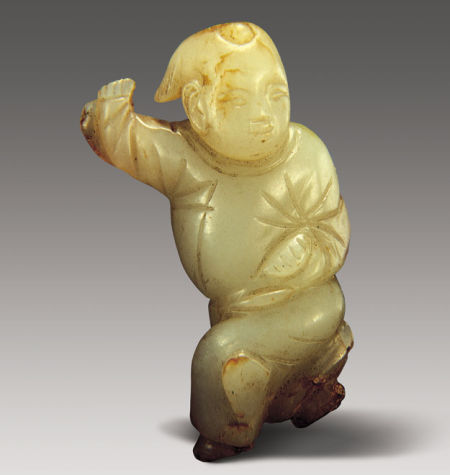 图三 白玉练武童子 青白玉质,有绺及褐色沁。人物身着宽敞衣服,头戴长帽,面带微笑,作奔跑舞动状。人物刻画简洁,生动传神,类似宋元书画中的婴戏图。 图三 白玉练武童子 青白玉质,有绺及褐色沁。人物身着宽敞衣服,头戴长帽,面带微笑,作奔跑舞动状。人物刻画简洁,生动传神,类似宋元书画中的婴戏图。