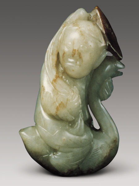 图四 辽金 骑鹅童子 白玉质,有黑褐色沁。人物体态丰满,手持一个莲蓬,骑在鹅背之上,神态自然,造型简洁朴实。 图四 辽金 骑鹅童子 白玉质,有黑褐色沁。人物体态丰满,手持一个莲蓬,骑在鹅背之上,神态自然,造型简洁朴实。