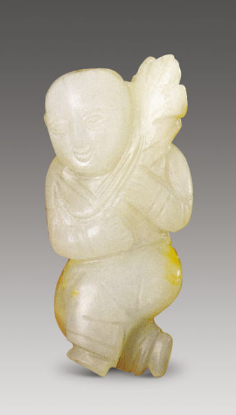 图五 元 玉持花童子 宽3.5厘米,高7厘米 玉料青白色,间有褐沁。童子圆雕,身穿短衫,一手持花,一手托罐,双腿交迭,面带微笑,发髻中分。 图五 元 玉持花童子 宽3.5厘米,高7厘米 玉料青白色,间有褐沁。童子圆雕,身穿短衫,一手持花,一手托罐,双腿交迭,面带微笑,发髻中分。