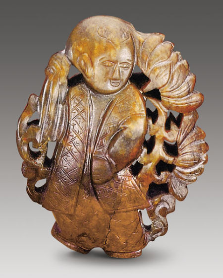 图六-宋-玉镂雕执荷童子 宽5.5厘米,高6.5厘米 玉料暗褐色,下部有褐色沁。圆雕执荷叶童子,大头,八字眉,上穿方格纹开身对襟马甲,下身是米纹肥筒裤,腕带镯,右手执荷花两朵。 图六-宋-玉镂雕执荷童子 宽5.5厘米,高6.5厘米 玉料暗褐色,下部有褐色沁。圆雕执荷叶童子,大头,八字眉,上穿方格纹开身对襟马甲,下身是米纹肥筒裤,腕带镯,右手执荷花两朵。