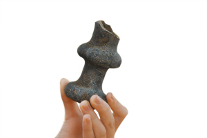 考古中发掘的定安明代县衙的烛台器物。