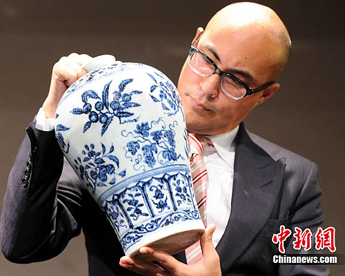 香港苏富比将于10月5日举行中国瓷器及工艺品秋季拍卖,是次拍卖将呈现一件明朝御瓷绝品,为明永乐 青花如意垂肩折枝花果纹梅瓶,市场估价8千万至1.2亿港元。中新社发 谭达明 摄