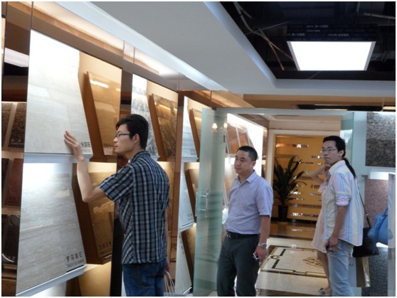 ���ʦ��ϸ�����һ����ʯ��Ʒ