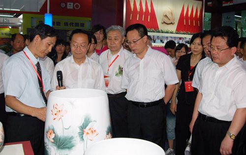 中央委员、原国家工业和信息化部部长李毅中在市委书记刘慧晏陪同下观看公司新型厨具产品。