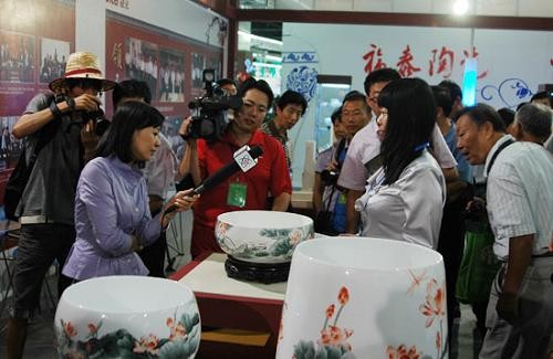 工作人员接受中央电视台记者的采访。