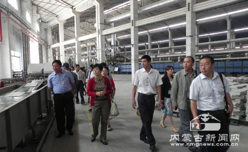 自治区中小企业局组织参加中博会部分盟市中小企业局及企业代表参观广东兴辉陶瓷仿古分厂深加工车间。