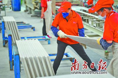 �����ľ��������£���Զ�մɲ�ҵ��������ҵ�����ѡ���ҵ�����ѡ��г�ת���ѵ���&ldquo;������&rdquo;���⡣