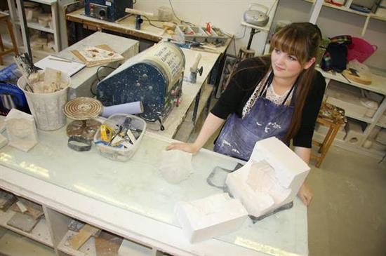 美女学生利用3D打印技术制作精美陶瓷器