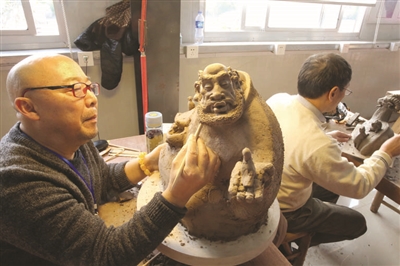 12月7日,申报第三届中国陶瓷艺术大师评选者在江苏宜兴参加实际操作考核。