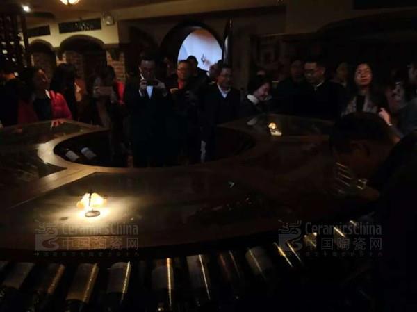 媒体朋友进入新明珠酒业的藏宝地“地下酒窖”参观