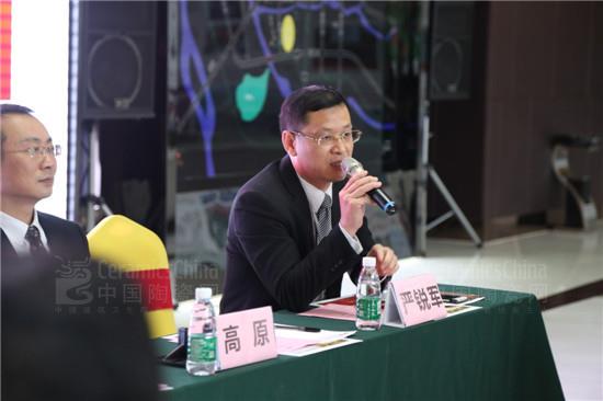 华夏中央广场总经理严锐军介绍华夏中央广场新规划