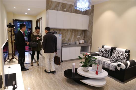 领导与媒体朋友一起参观华夏中央广场精装房