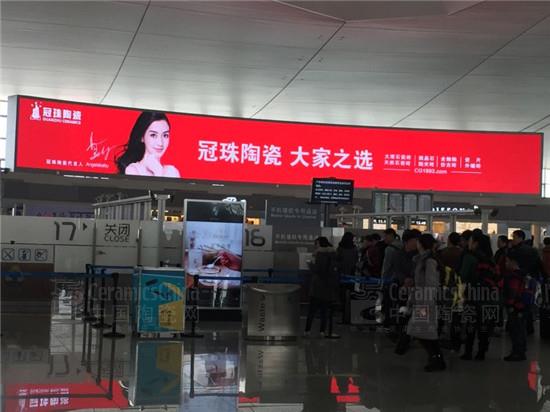 在南京机场我们看到青春活力的女神Angelababy的平面形象