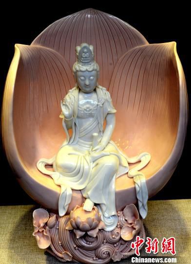 国家非物质文化遗产传承人、福建省工艺美术大师、中国陶瓷雕塑大师陈明良参展陶瓷作品《祥和观音》吸睛。 记者刘可耕 摄 国家非物质文化遗产传承人、福建省工艺美术大师、中国陶瓷雕塑大师陈明良参展陶瓷作品《祥和观音》吸睛。 记者刘可耕 摄